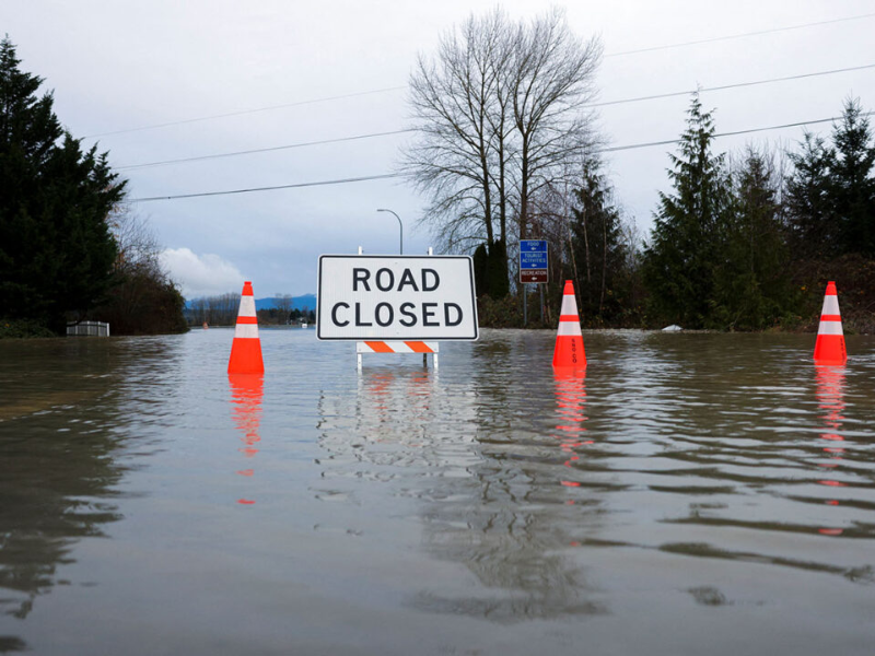 فيضانات تاريخية تضرب غرب الولايات المتحدة وكندا وتستدعي أوامر إجلاء عاجلة