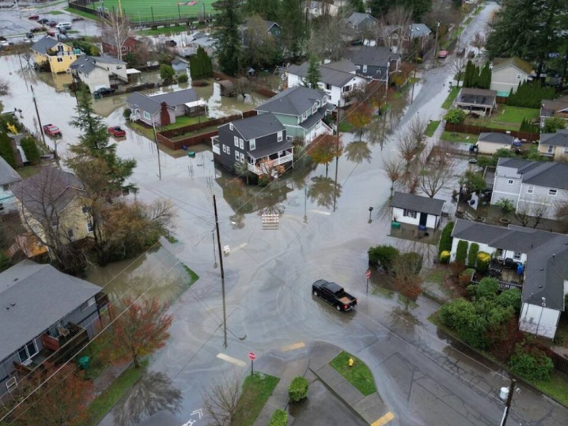 فيضانات ورياح عاتية تضرب ولاية واشنطن وأوريغون وتتسبب بانقطاع الكهرباء