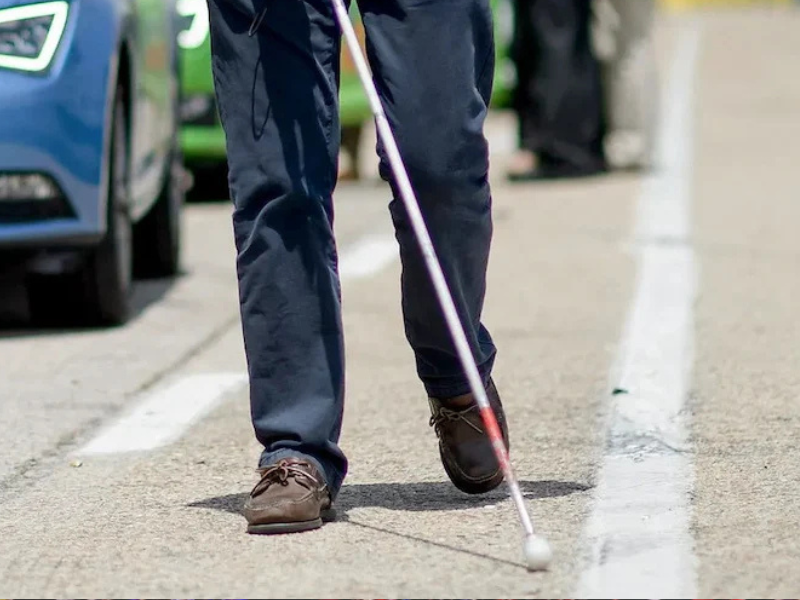 الأشخاص المكفوفون بالمغرب يواجهون تحديات في التنقل بسيارات الأجرة: دعوات لتدخل حكومي عاجل