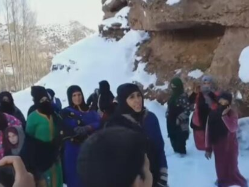  نساء وأطفال أوزغيمت بتنغير يحتجون وسط الثلوج بعد 15 يوماً من الانقطاع الكامل للطريق