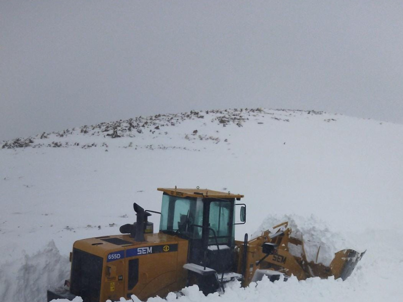 السلطات المحلية بميدلت تتدخل لإزاحة الثلوج وتأمين الطرق بعد موجة تساقطات ثلجية