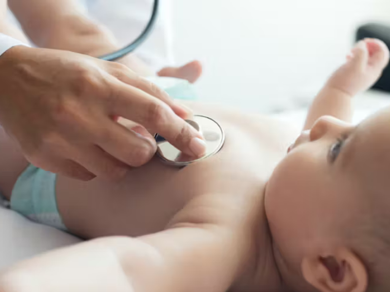 الرضيع المصاب بالسعال والحمى: هل هي التهاب الشعب الهوائية؟