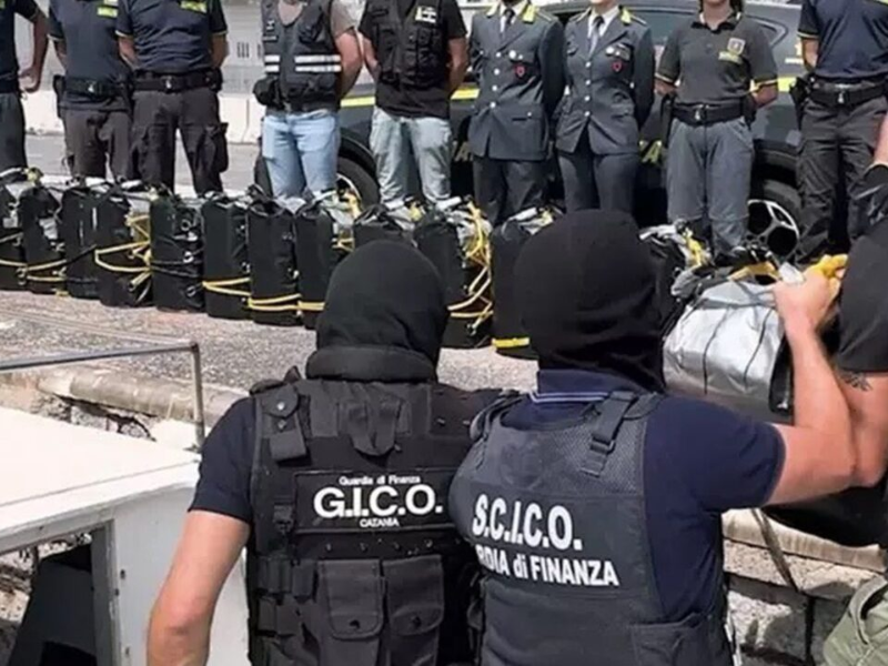 إيطاليا تشن حملة واسعة لمكافحة المخدرات وتقبض على 384 شخصاً