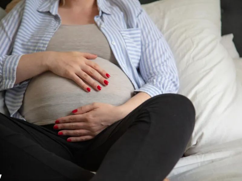 انتفاخ وخدر اليدين والقدمين أثناء الحمل.. متى يكون أمراً عادياً ومتى يدق ناقوس الخطر؟