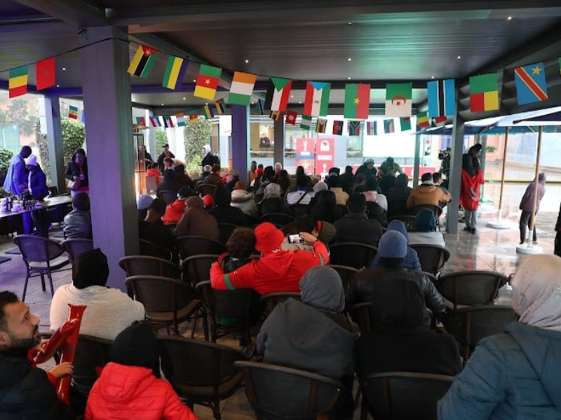 أجواء حماسية لمتابعة منتخب المغرب في طنجة بين المطاعم والمقاهي