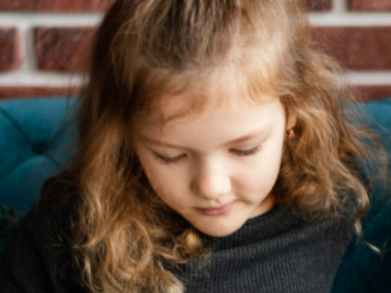 ​لننهي عدّ دقائق الشاشة: كيف نساعد أطفالنا على العيش في العصر الرقمي