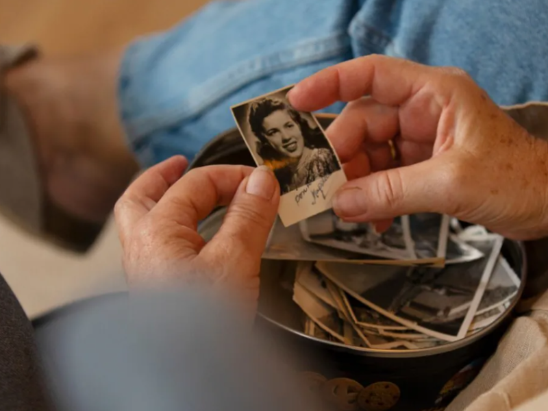 لماذا يحتفظ بعض الأشخاص بذكريات شركائهم السابقين رغم الزواج