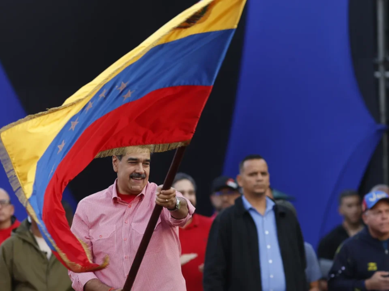 الأرجنتين وبيرو تشددان القيود على سفر وإقامة مسؤولي النظام الفنزويلي السابق