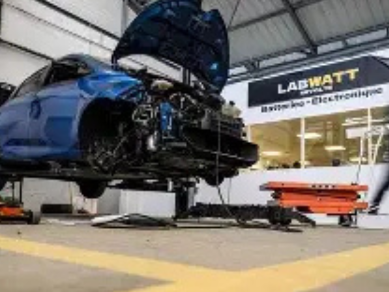 أوتوهب السعودية: إصلاح هياكل السيارات بدون دهان بأسلوب احترافي وفعال