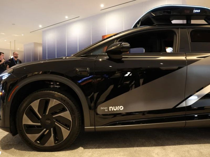 أوبر ولوسيد تكشفان عن سيارة أجرة ذاتية القيادة في قلب لاس فيغاس