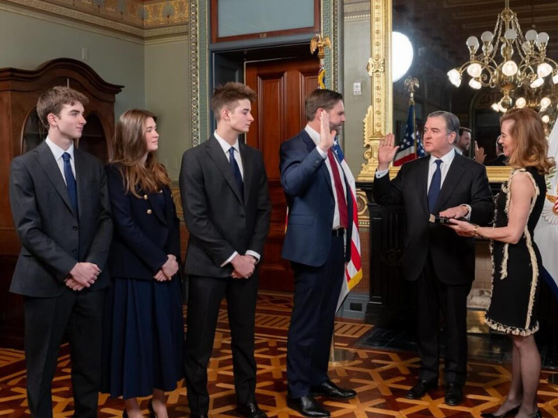 السفير الأمريكي يؤدي القسم ويبرز حرص واشنطن على علاقات استراتيجية مع المغرب