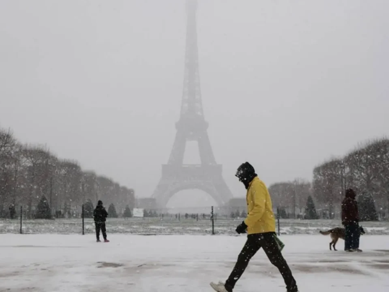 الثلوج تعطل حركة الملاحة الجوية في باريس : إلغاء 140 رحلة وتحذيرات مستمرة للسكان