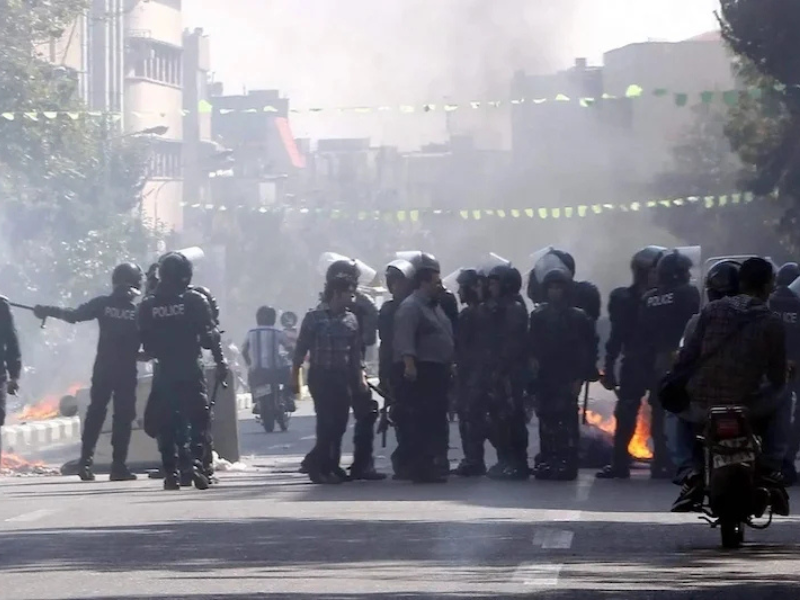 مقتل شرطي إيراني وسط احتجاجات متواصلة على غلاء المعيشة يرفع التوتر في البلاد