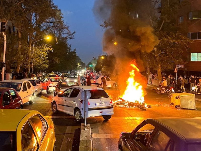 احتجاجات واسعة في إيران وسط انقطاع للاتصالات