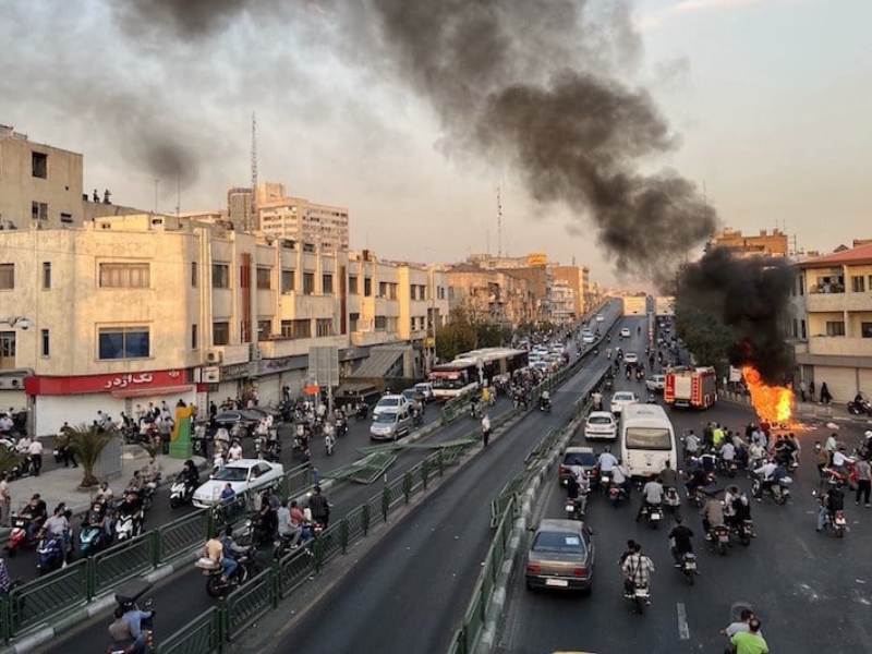 التوترات في إيران تتصاعد وسط احتجاجات شعبية وضغوط دولية