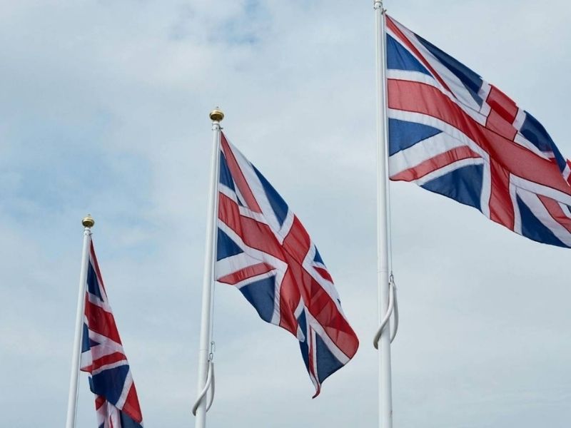 إيران على صفيح ساخن: لندن تخرج دبلوماسييها وواشنطن تنصح مواطنيها