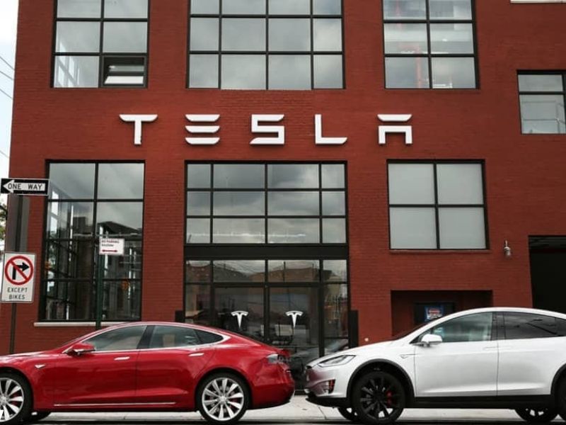 تسلا تحول نظام القيادة الذاتية إلى الاشتراك الشهري