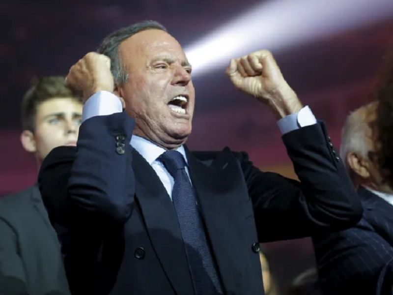 اتهامات جنسية واتهامات بالاتجار بالبشر تهز حياة خوليو إغليسياس المهنية