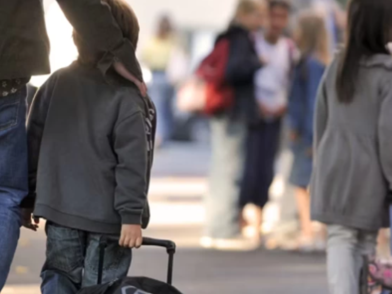 الحماية المفرطة للأبناء: متى يصبح الحب عائقًا لاستقلاليتهم؟