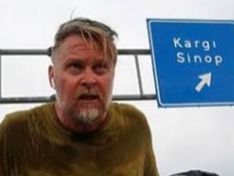 بعد 27 عاماً سيراً حول العالم… مظلي بريطاني يقترب من إنهاء رحلة لا تشبه سواها