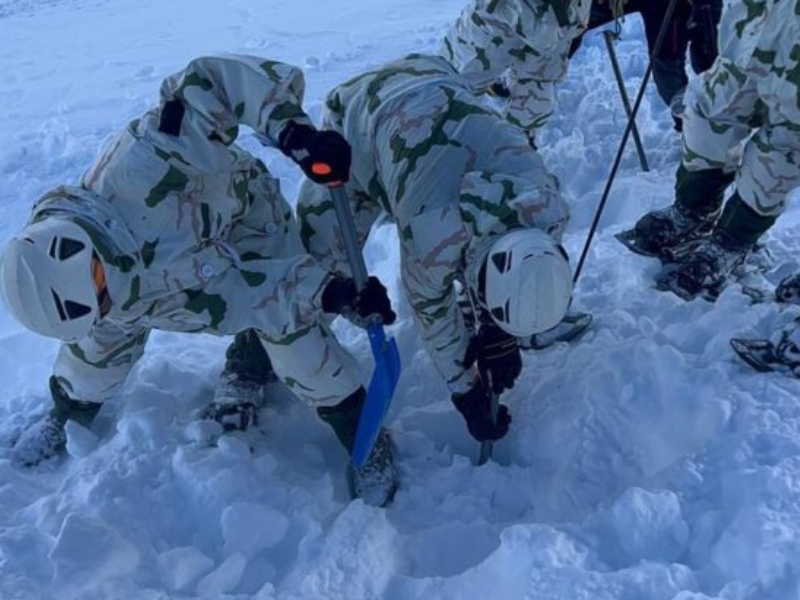 فرق الإنقاذ الجبلي تنتشل جثث ثلاثة مفقودين من تحت ثلوج توبقال