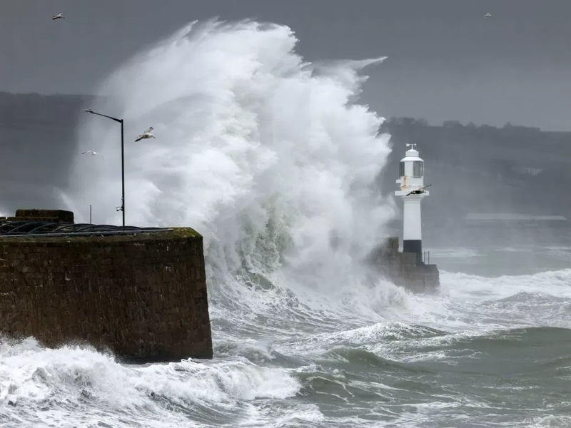 أمواج عاتية تصل ل 8 أمتار ورياح قوية تضع السواحل المغربية في حالة استنفار بحري