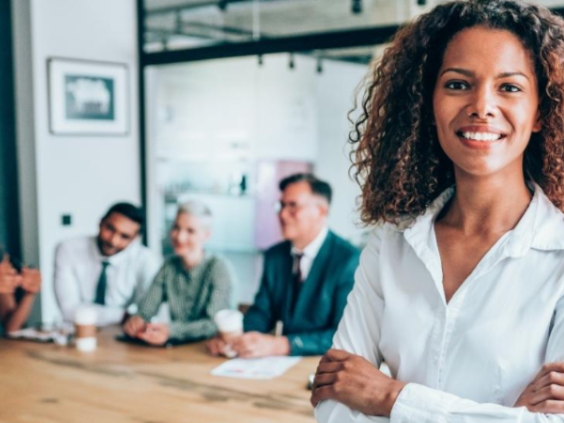 المرأة وريادة الأعمال العائلية: تحدي كسر "السقف الزجاجي"