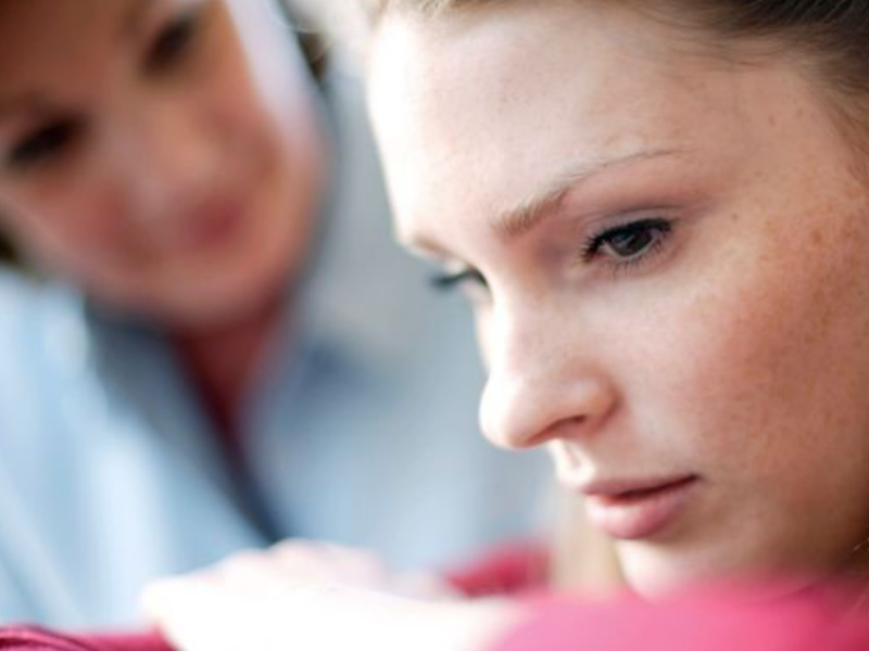 كيف نساعد مراهقًا تراوده أفكار سوداء؟