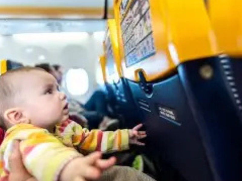 السفر مع طفل رضيع: كيف نتعامل مع صراخه ومواقف الركاب؟
