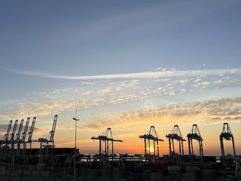 السلطات تقرر إغلاق ميناء طنجة المتوسط مؤقتاً بسبب سوء الأحوال الجوية