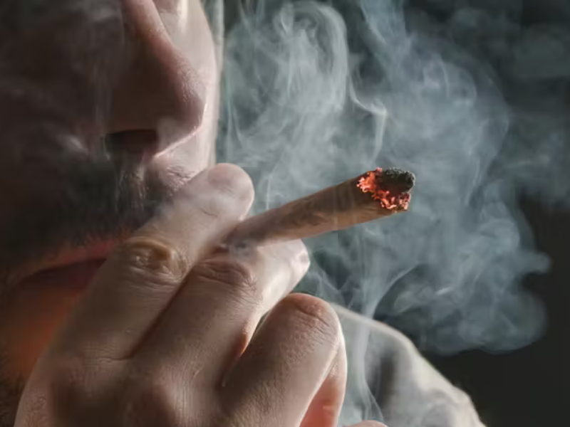 دراسة يابانية تكشف العلاقة بين التدخين وأعراض "كوفيد طويل المدى"