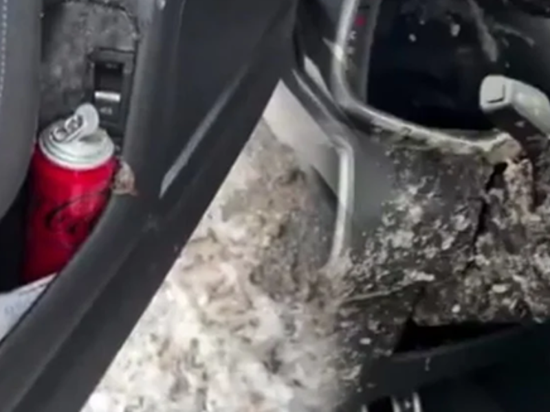 انفجار علبة كوكاكولا بسبب البرد يتسبب بأضرار داخل سيارة في تركيا