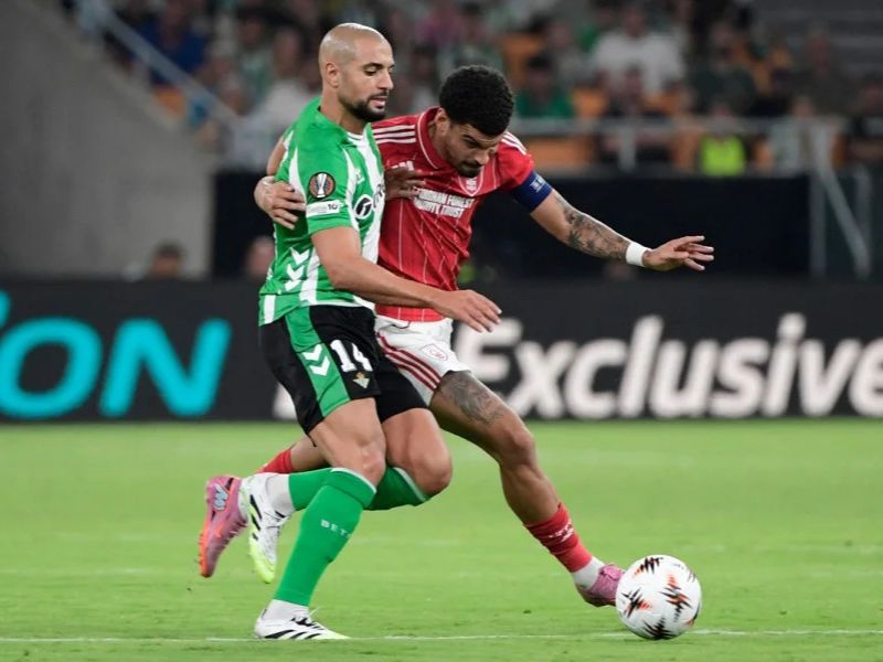 سفيان أمرابط يخضع لعملية جراحية ناجحة في أمستردام