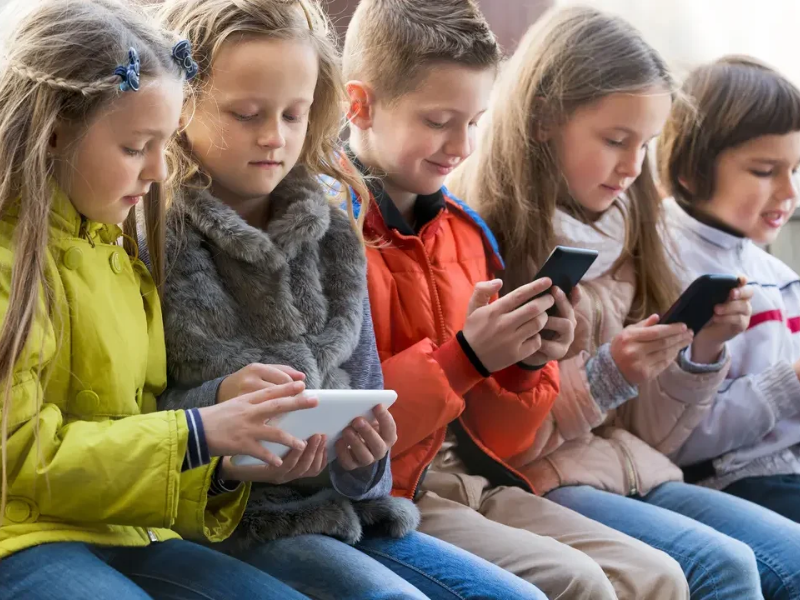 تشريع فرنسي جديد حظر وسائل التواصل الاجتماعي لمن هم دون 15 عاما