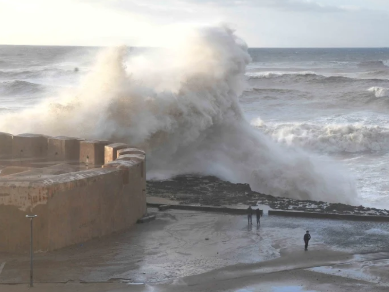 ثلاث عواصف أطلسية تندمج وتُربك الأحوال الجوية بالمملكة
