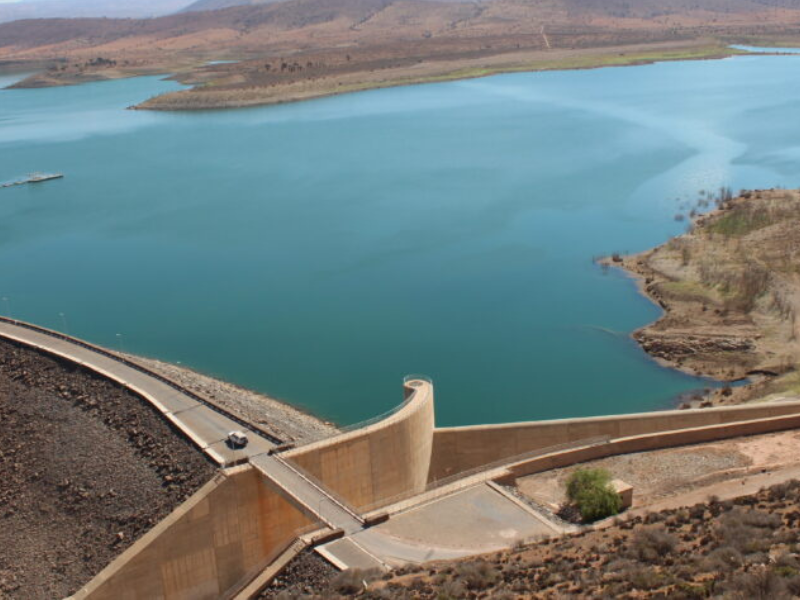 السلطات تواصل تدخلاتها بالقصر الكبير لحماية الأحياء المهددة بفيضانات وادي اللوكوس