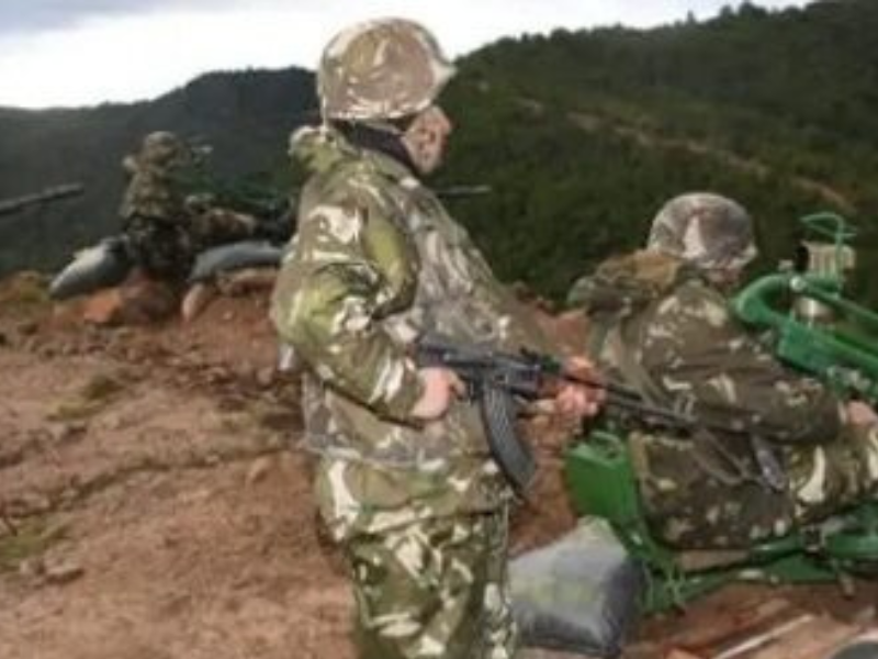 مقتل ثلاثة مغاربة قرب الشريط الحدودي الشرقي يثير احتجاجات حقوقية ويعيد توتر العلاقات مع الجزائر إلى الواجهة