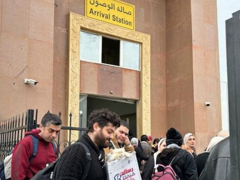 معبر رفح الحدودي بين غزة ومصر يفتح أبوابه بعد أكثر من عامين