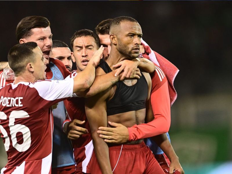 أولمبياكوس يسعى لتجديد عقد أيوب الكعبي بعد موسم مميز