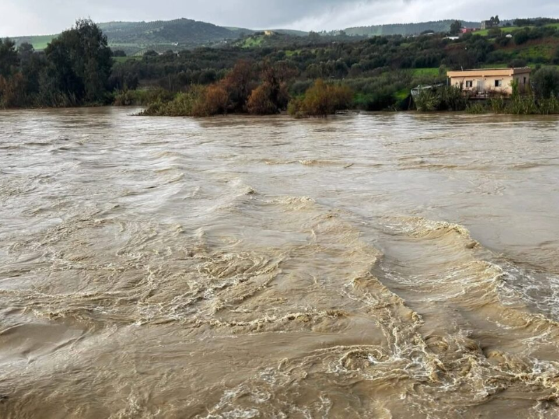 تجمع مياه السيول يغلق الطريق الرئيسية بين طنجة وتطوان ويعطل حركة السير