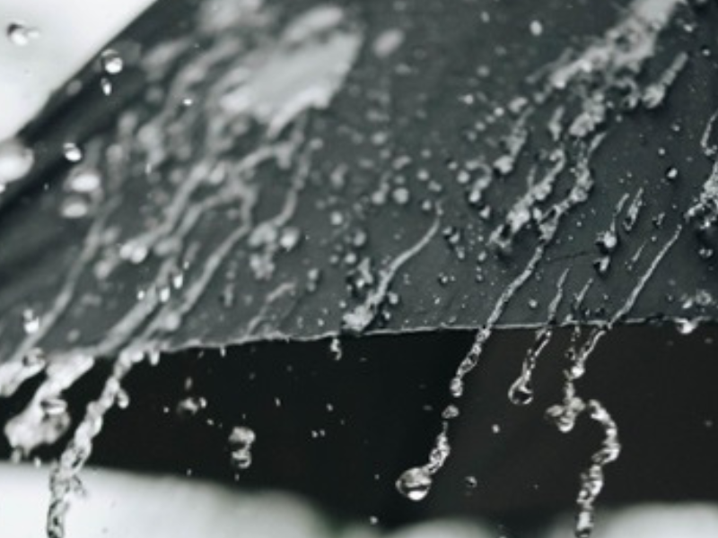 تقلبات الطقس: أمطار ورياح قوية تهيمن على شمال المملكة