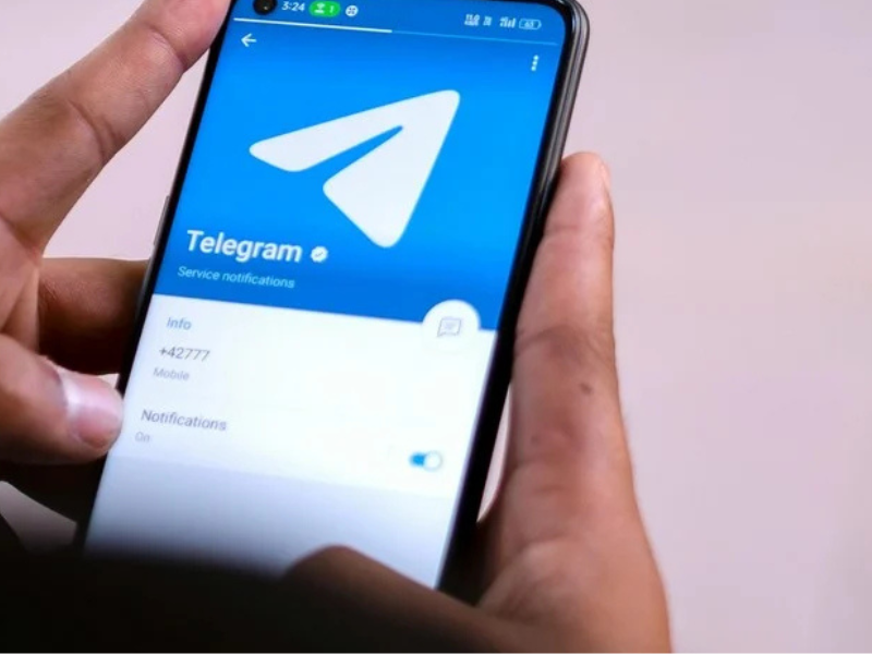 خلاف علني بين رئيس الوزراء الإسباني وزعماء التكنولوجيا حول حظر وسائل التواصل للقُصّر