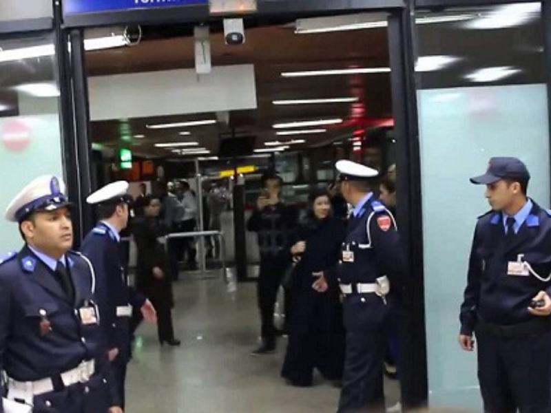 توقيف مواطن عُماني بمطار محمد الخامس موضوع مذكرة توقيف دولية في قضية نصب واحتيال