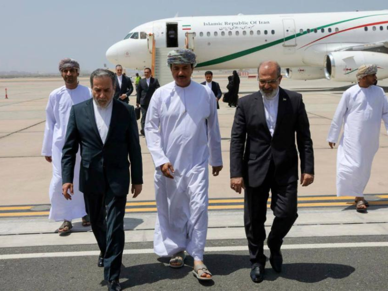 إيران والولايات المتحدة تجلسان على طاولة المفاوضات في عمان وسط توتر إقليمي متصاعد