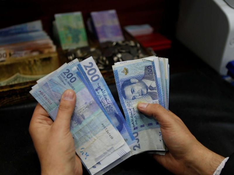 استقرار الدرهم أمام اليورو وتراجعه بـ1.3% مقابل الدولار