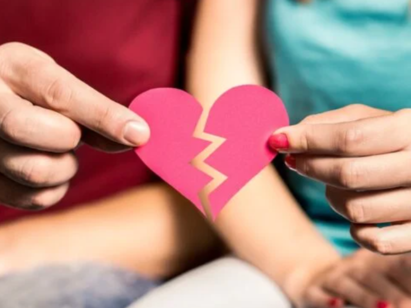 عندما يتحول الحزن العاطفي إلى تحدٍ للصحة النفسية وأداة تسويقية