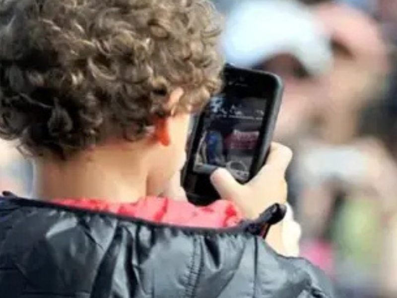 البرلمان المغربي يناقش تقييد استخدام القاصرين لمواقع التواصل ومنصة “ريبولوكس”