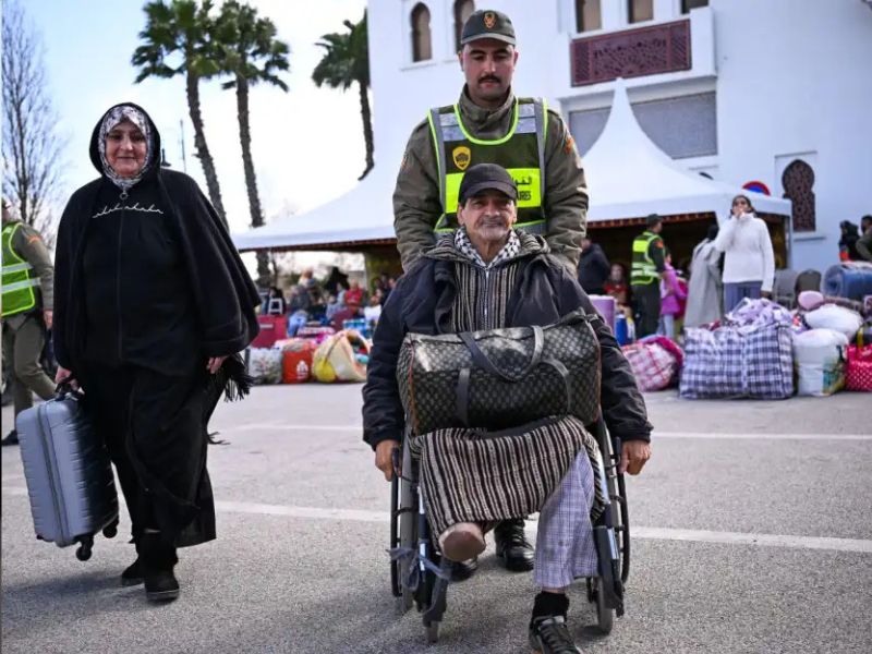 توزيع مساعدات غذائية على الأسر العائدة إلى منازلها بالقصر الكبير