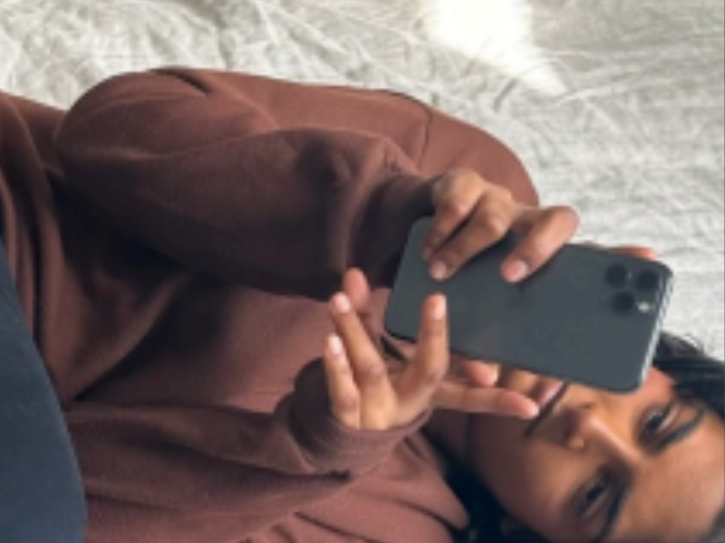 التخلص الرقمي: هل المشكلة الحقيقية هي وقت الشاشة؟