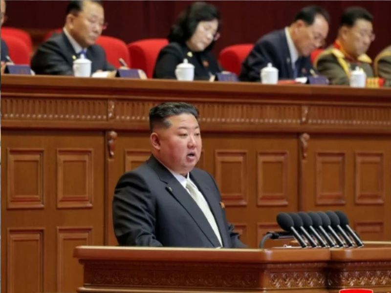 كيم يونغ أون يحتفظ بزعامة الحزب وسط دعم شعبي وجماهيري